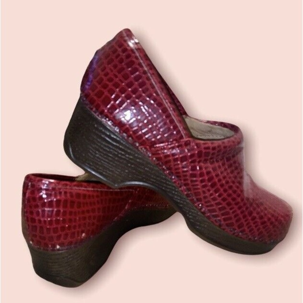 Bass Womens Size 6 M Robyn Red Slip On Clogs - Faux Alligator Nurse Mules/Shoes